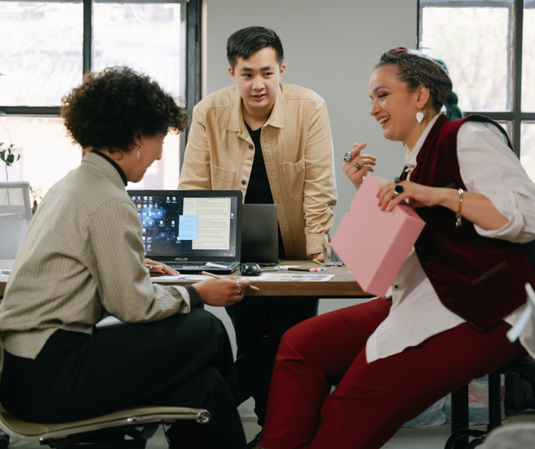DiSC for leaders in action, with managers engaged in discussion to improve leadership styles, teamwork, and understanding.